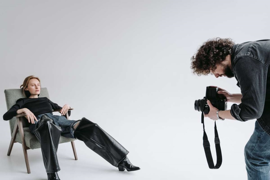 What Are the Commercial Advantages of Photography in Advertising and Fashion?